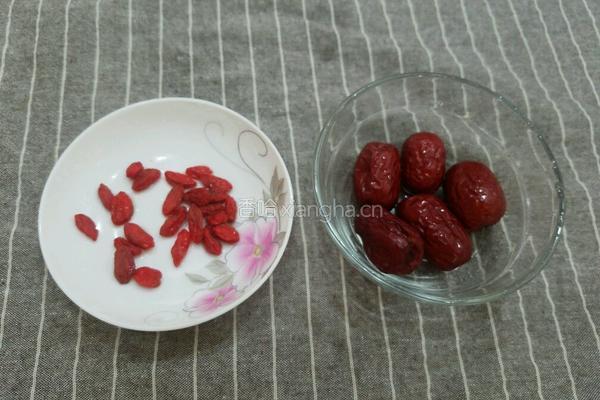 红枣枸杞苹果汤的做法图解3