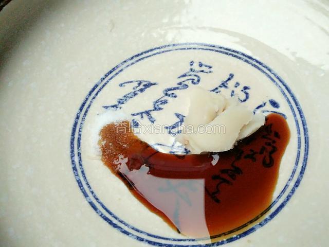 再加适量海鲜酱油