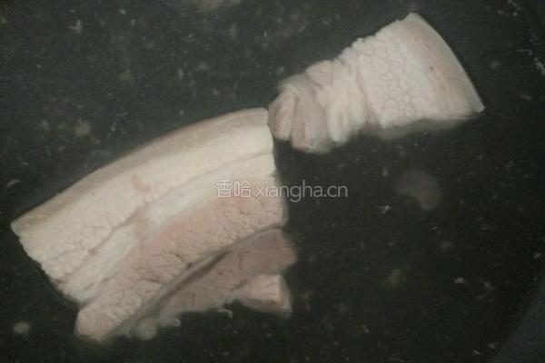 白菜莲藕五花肉炖豆腐的做法图解1