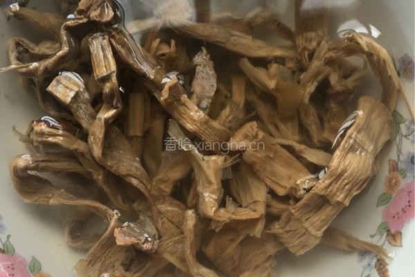 笋干毛豆炖肉的做法图解1