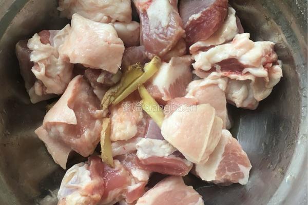 笋干毛豆炖肉的做法图解2