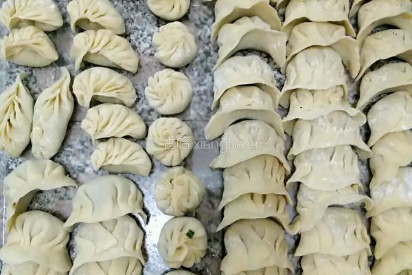 香菇鸡蛋白菜小葱饺子的做法图解1