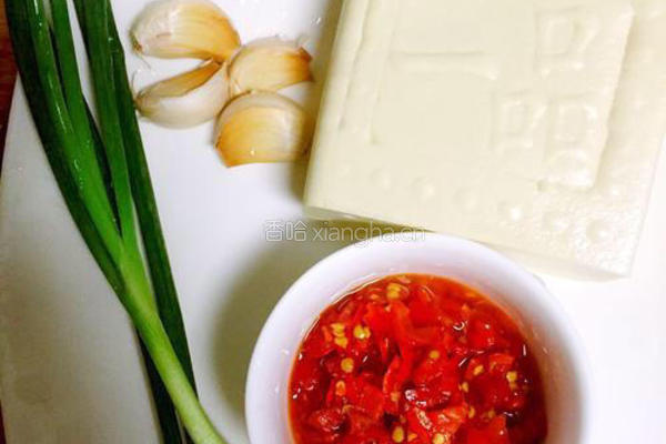 蒜蓉剁椒蒸豆腐的做法图解1