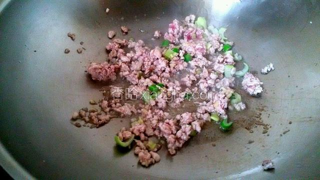 起炒锅放适量花生油，油热以后放葱姜爆香，然后放猪肉末煸炒出香味。