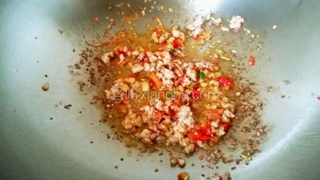 然后放入剁椒，炒出香味和红油。