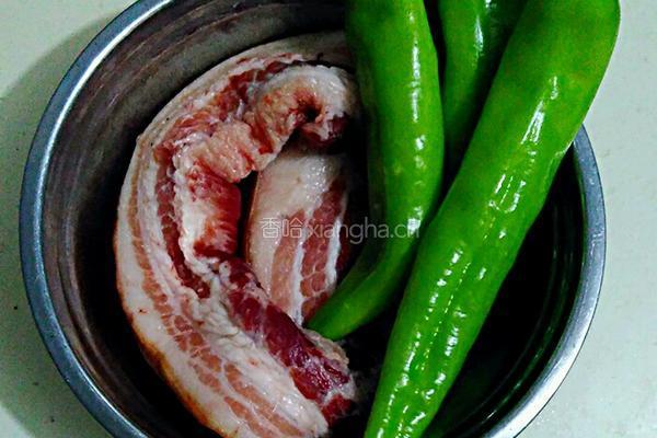 青椒回锅肉的做法图解1
