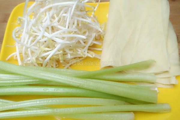 豆皮拌香芹的做法图解1