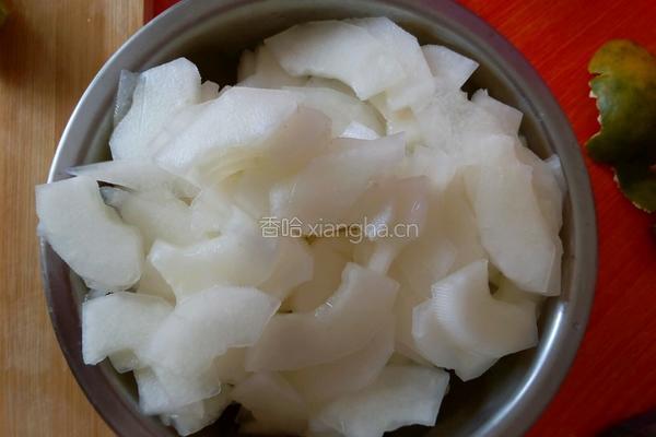 老黄瓜炒辣椒的做法图解1