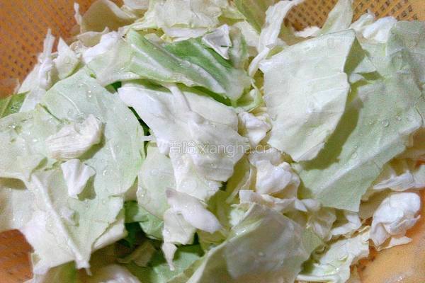烧肉炒卷心菜的做法图解1