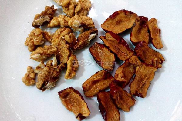 红枣核桃银耳汤的做法图解2