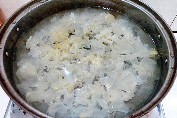 红枣核桃银耳汤的做法图解4