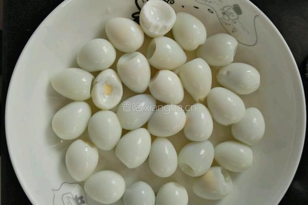 蕃茄酱炒鹌鹑蛋的做法图解1