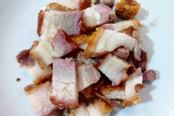 香葱炒脆皮烧肉的做法图解1