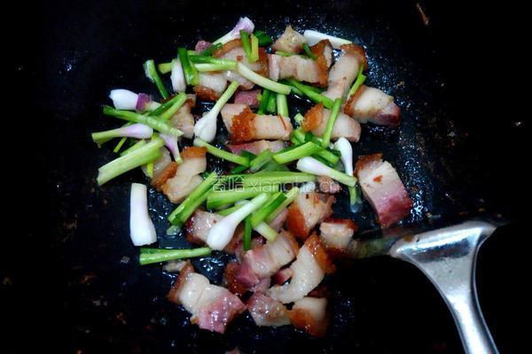 香葱炒脆皮烧肉的做法图解3