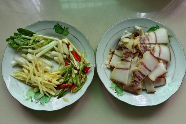 风吹腌肉炒花菜的做法图解3