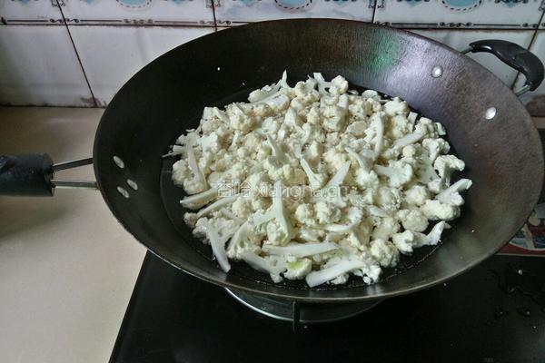 风吹腌肉炒花菜的做法图解4