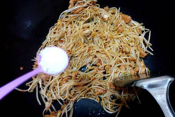 瘦肉炒绿豆芽的做法图解5