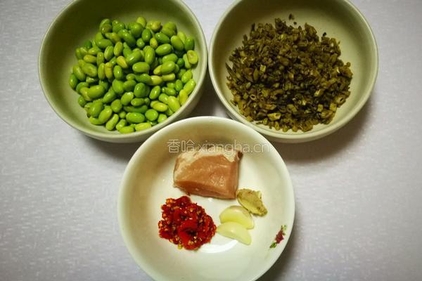 酸菜肉丁炒毛豆的做法图解1
