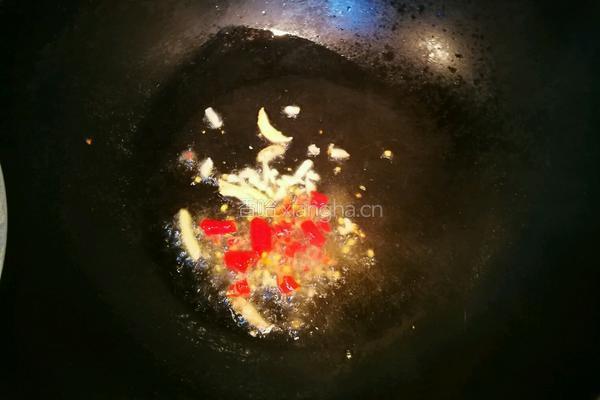 酸菜肉丁炒毛豆的做法图解4