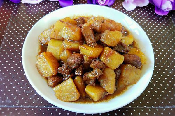 红烧肉炖土豆的做法图解1