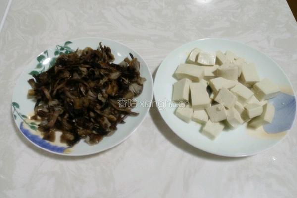 榛蘑炖豆腐的做法图解1