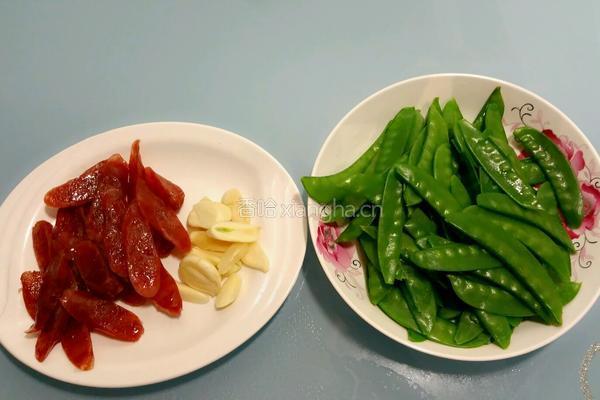 荷兰豆炒香肠的做法图解1