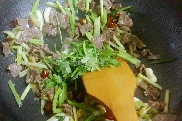 香芹炒牛肉的做法图解13