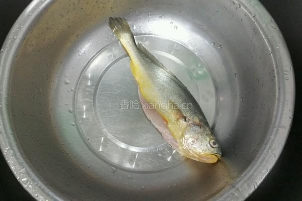 咸菜黄鱼汤的做法图解1