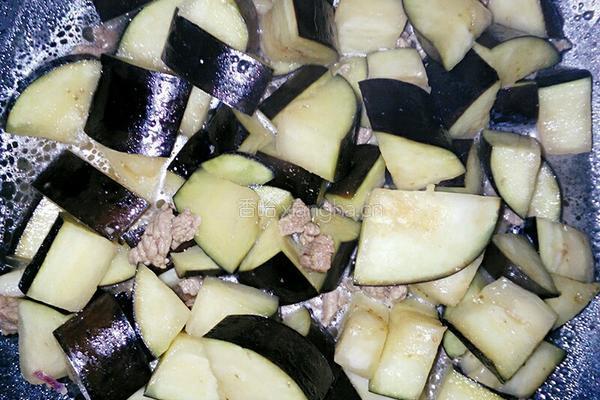 老干妈肉丁西红柿茄子的做法图解4