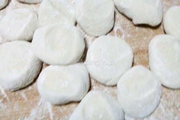 白菜猪肉水饺的做法图解3