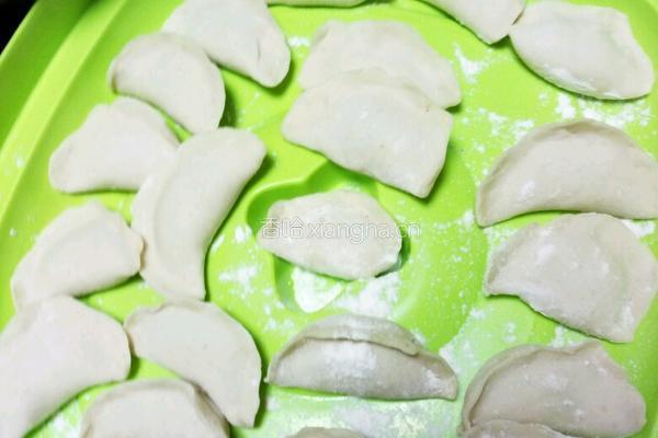 白菜猪肉水饺的做法图解6