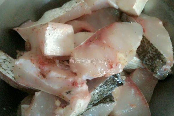 豆豉酱烧鲢鱼块的做法图解1