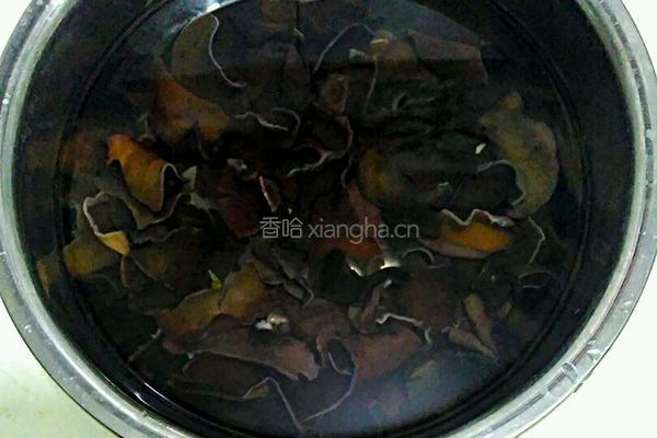 木耳炒肉片的做法图解1