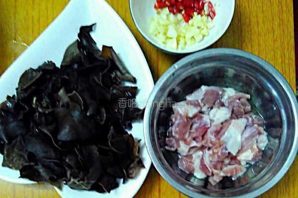 木耳炒肉片的做法图解2
