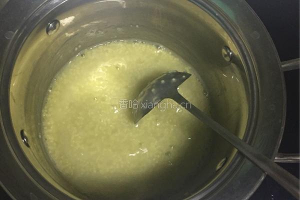 小米牛奶蛋花粥的做法图解2