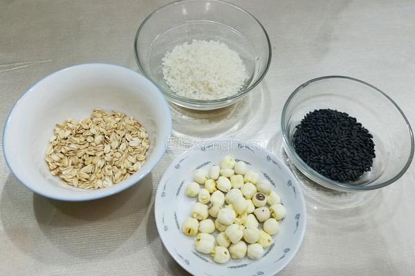 黑米燕麦莲子粥的做法图解1