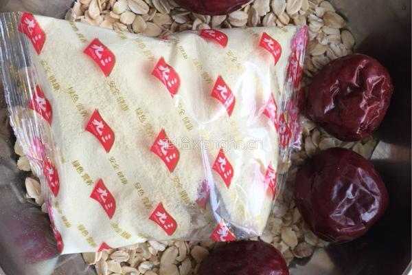 燕麦红枣牛奶粥的做法图解1