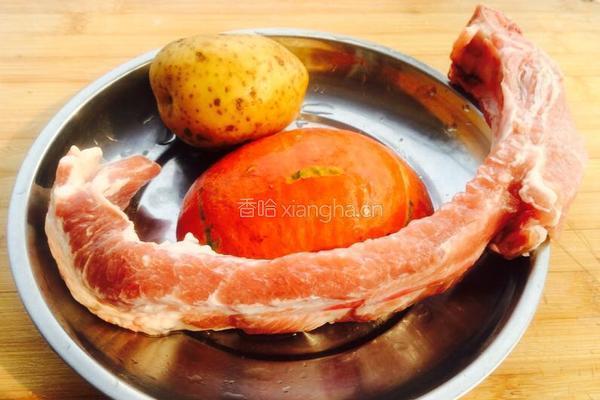 红烧排骨南瓜土豆的做法图解1