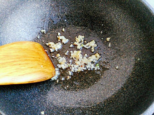 锅里倒入少许食用油烧热后，放入蒜末爆锅