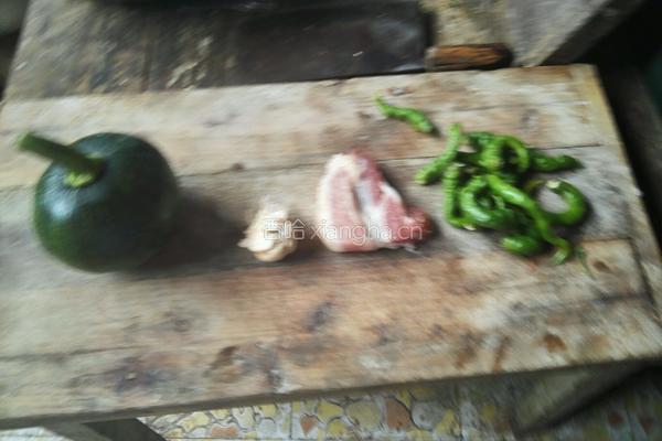 小南瓜炒肉的做法图解1