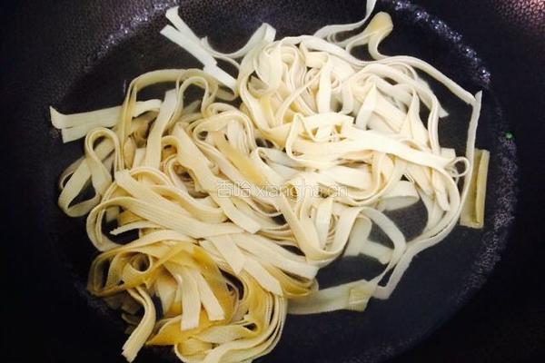 豆腐皮炒辣椒的做法图解4