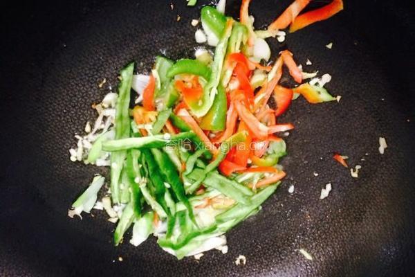 豆腐皮炒辣椒的做法图解6