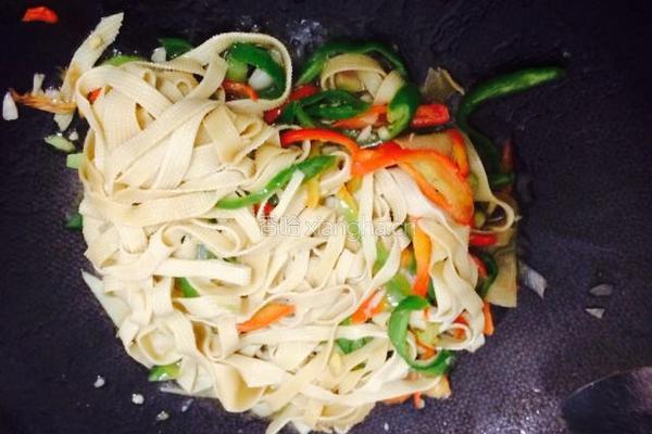 豆腐皮炒辣椒的做法图解8
