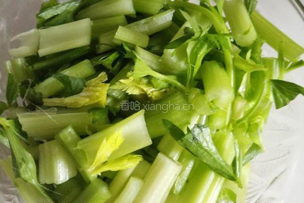 腊炒芹菜的做法图解1