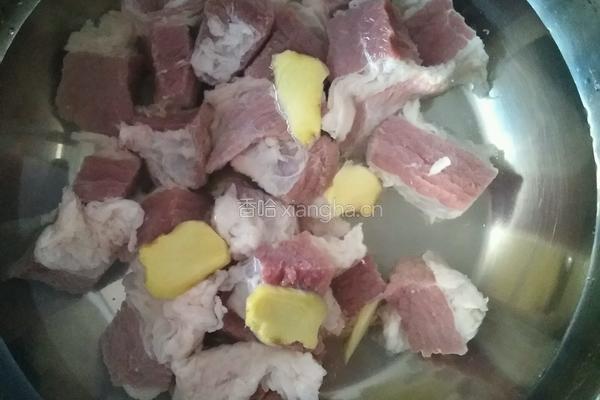 木瓜炖牛腩的做法图解1