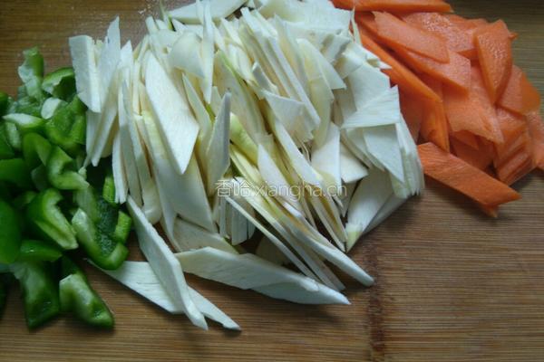 腊肉炒茭白的做法图解2
