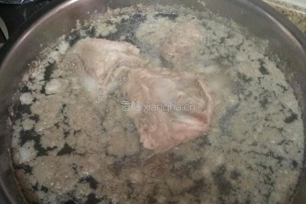 老汤炖棒骨的做法图解1