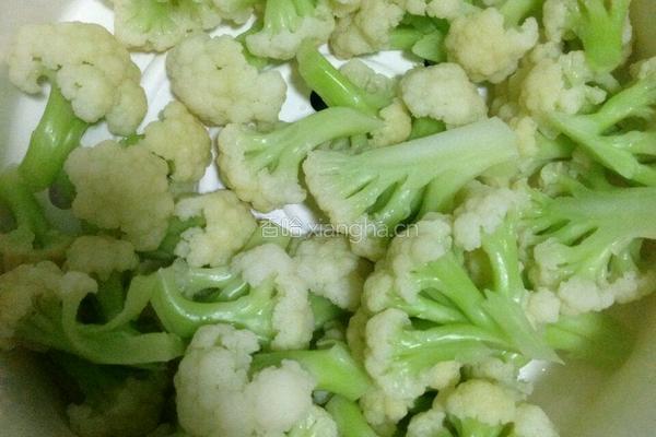 五花肉炒野菜花的做法图解1