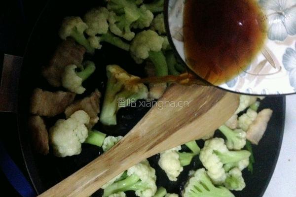 五花肉炒野菜花的做法图解4