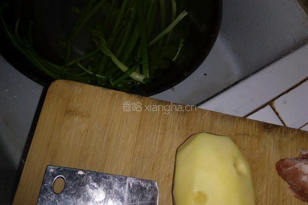 芹菜炒土豆丝的做法图解1